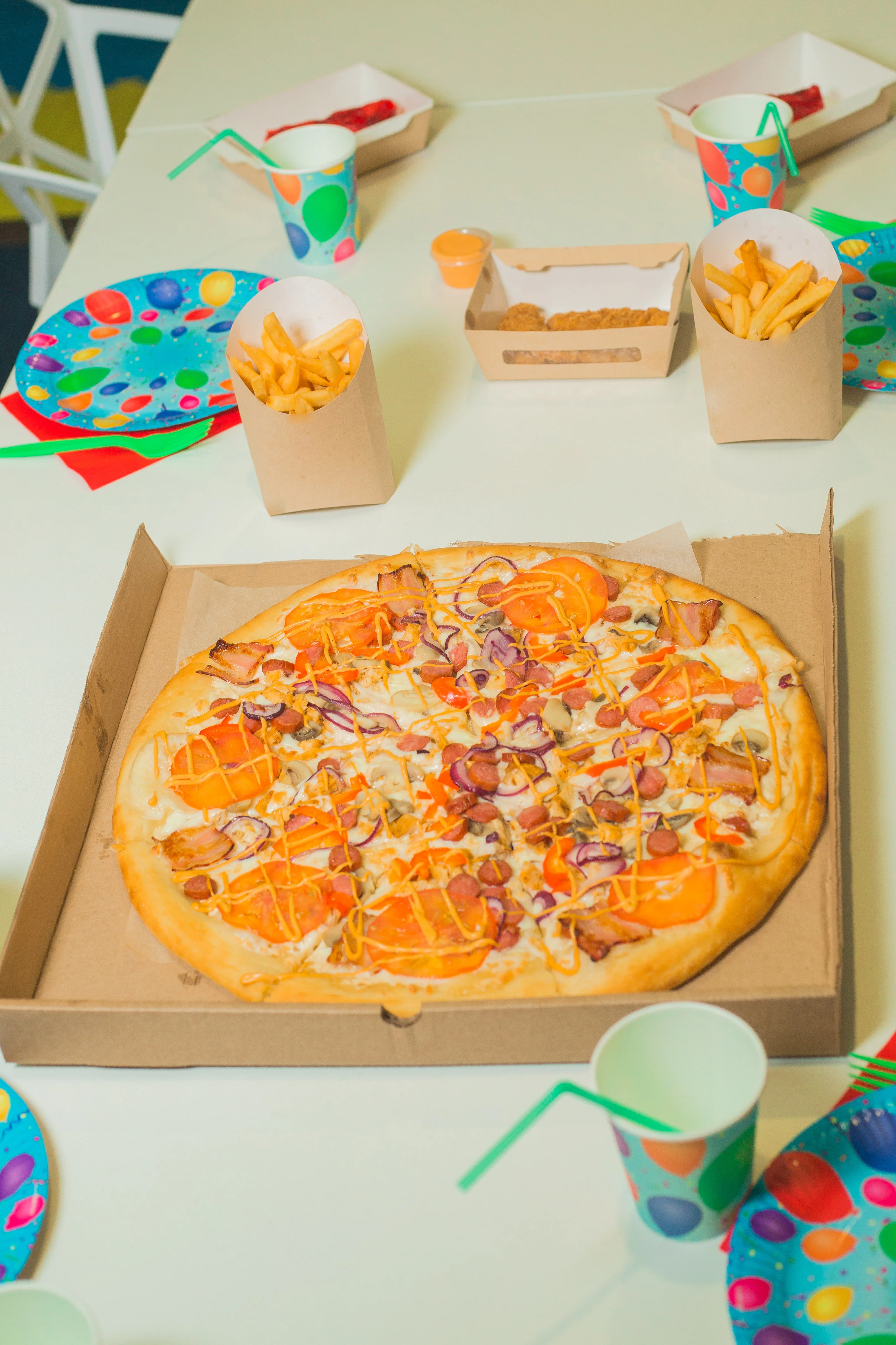 Пицца с разнообразными начинками и детский стол с угощениями в Крутокафе